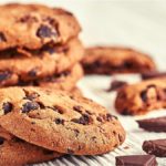 Receita prática de cookie com pingos de chocolate