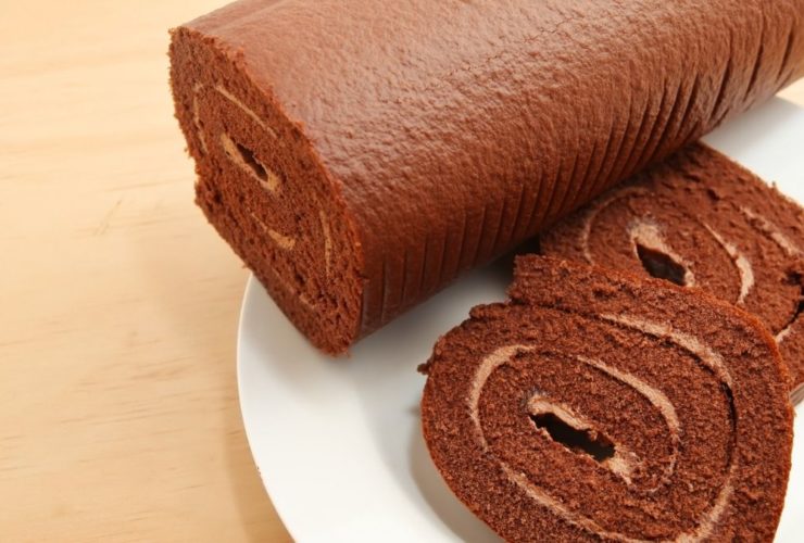 Bolo de rolo de chocolate com recheio de brigadeiro