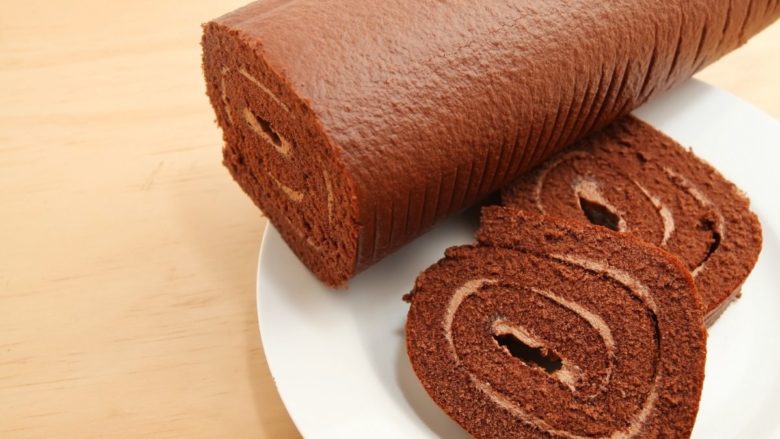 Bolo de rolo de chocolate com recheio de brigadeiro