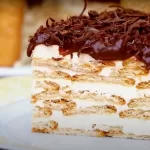 Fatia de torta alemã simples com muito recheio.