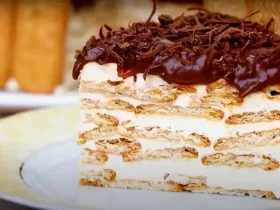 Fatia de torta alemã simples com muito recheio.