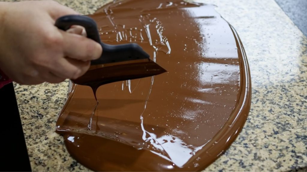 temperagem de chocolate no mármore