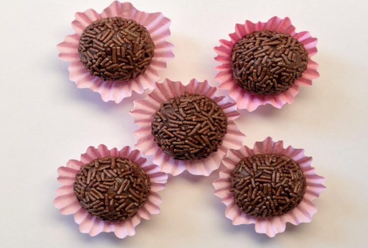 Close-up com 5 brigadeiros de chocolate