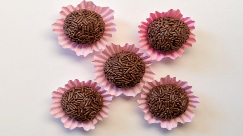 Close-up com 5 brigadeiros de chocolate