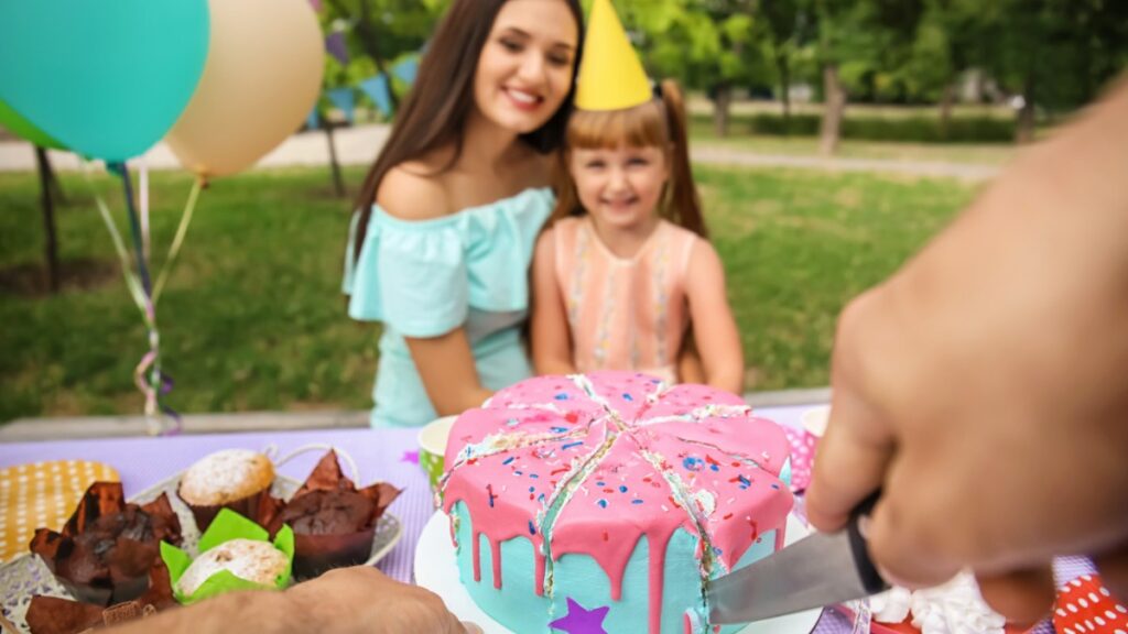 Mãe e filha celebrando aniversário com um bolo