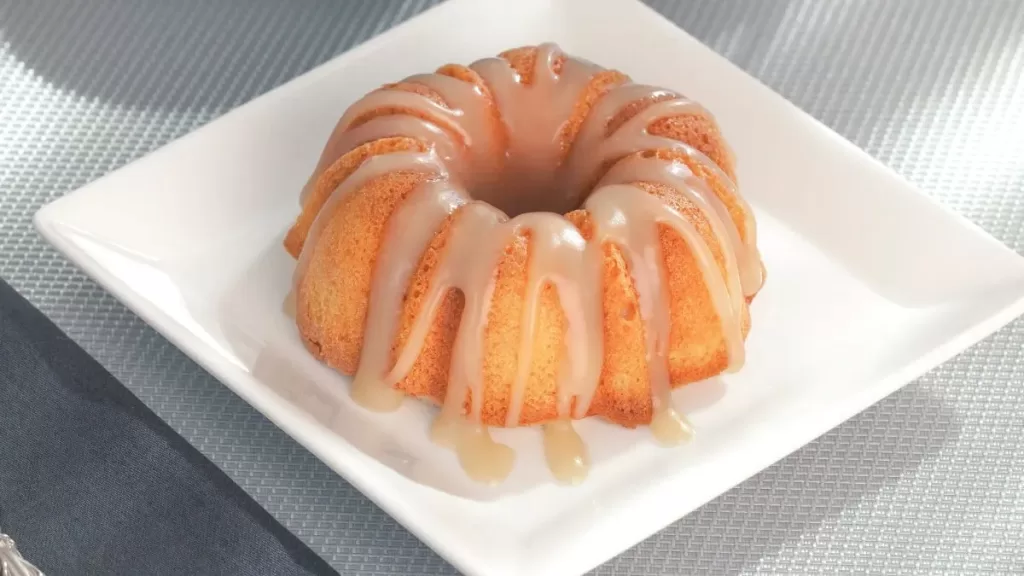 Massa branca um dos sabores de mini bolos para vender