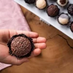 Mulher ensinando como fazer brigadeiro