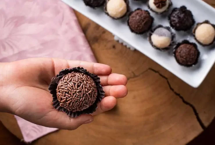 Mulher ensinando como fazer brigadeiro