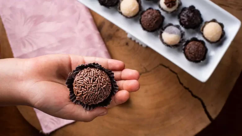 Mulher ensinando como fazer brigadeiro