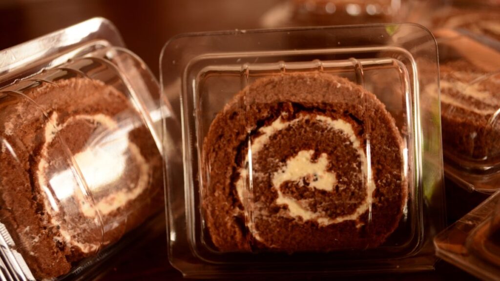 Bolo de rolo para vender em embalagens individuais de plástico.