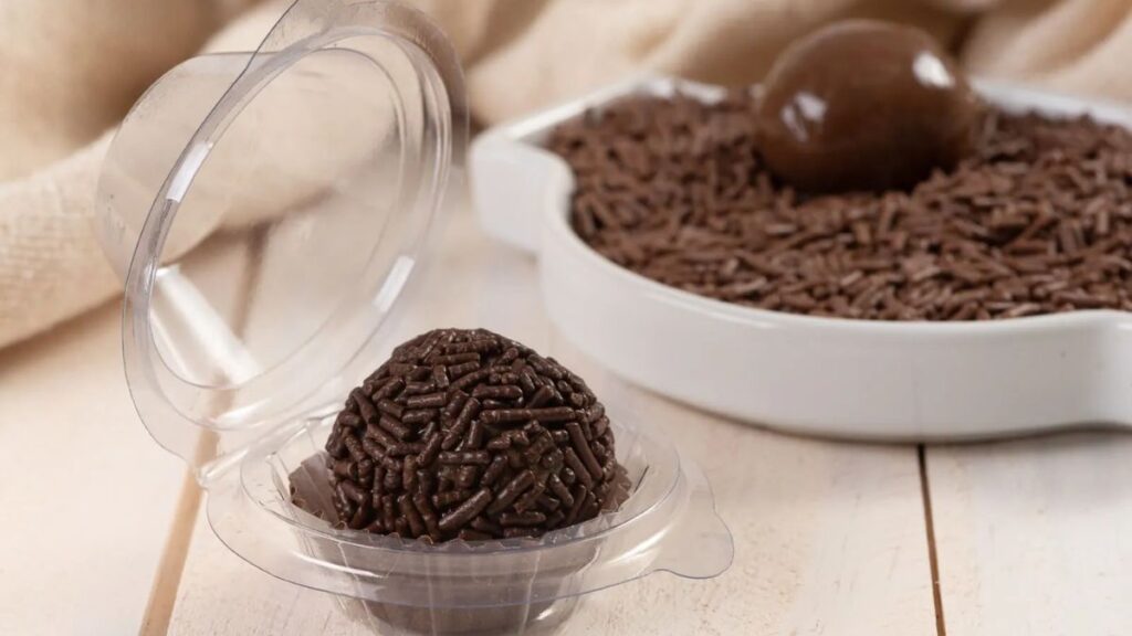 Brigadeiro embalado em um blister para vender