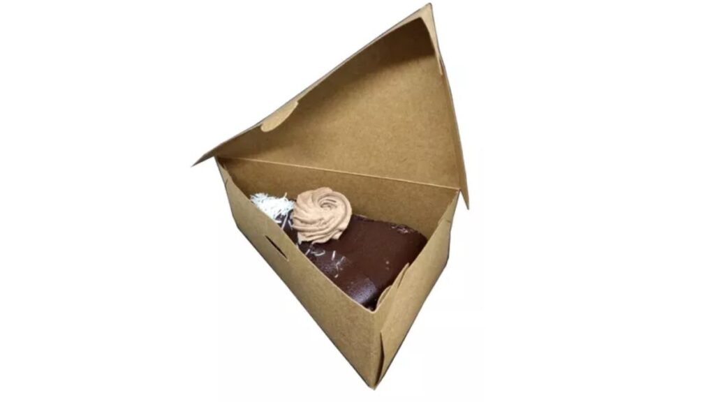 Fatia de bolo de chocolate em uma embalagem de papel kraft