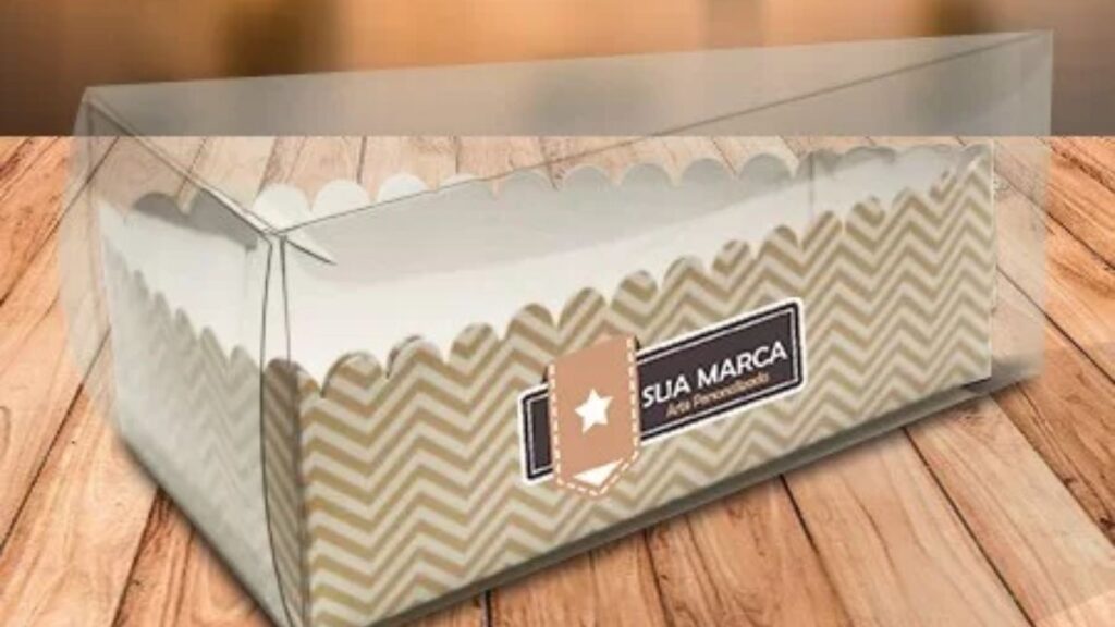 Embalagem para fatia de bolo individual feita de papelão com visor transparente e local para a marca da empresa.
