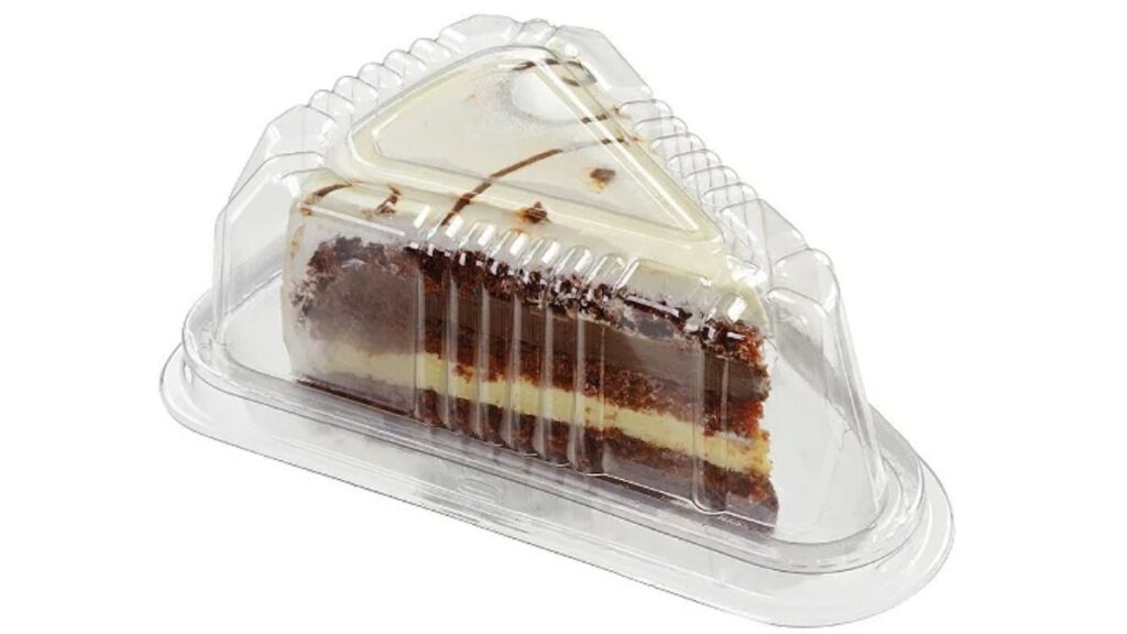 Fatia de bolo recheado em uma embalagem transparente individual.