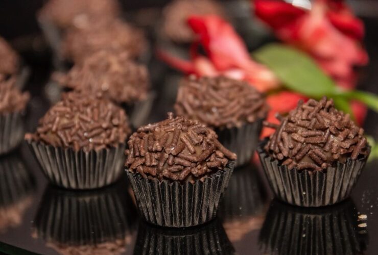 Deliciosos brigadeiros de chocolate 50%.