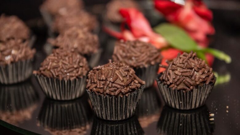 Deliciosos brigadeiros de chocolate 50%.