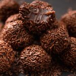 Vários brigadeiros de chocolate ao leite sobre a mesa