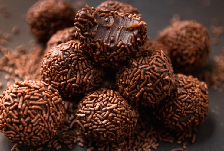 Vários brigadeiros de chocolate ao leite sobre a mesa