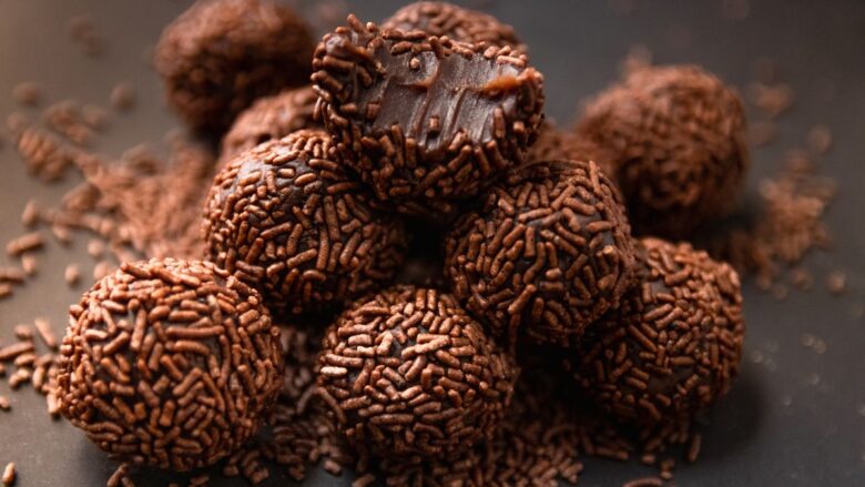 Vários brigadeiros de chocolate ao leite sobre a mesa