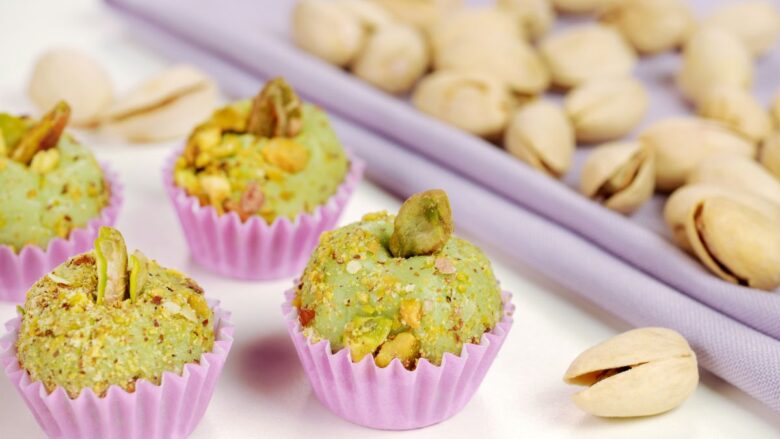 Brigadeiros de pistache em cima da mesa