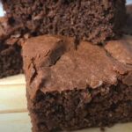 Brownie de chocolate amargo com banana saboroso