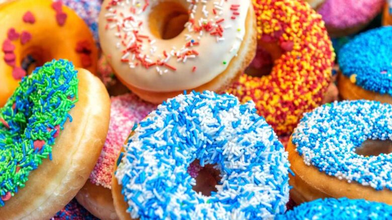 Donuts de vários sabores em uma caixa para vender.