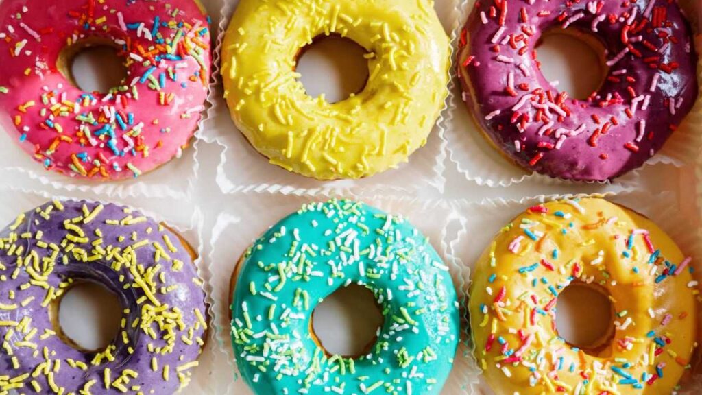 Donuts de diferentes sabores em uma caixa. 