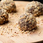 4 brigadeiros gourmet de amêndoas na tábua