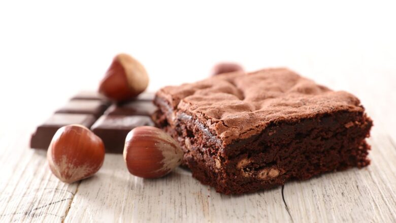 Brownie de avelã com barra de chocolate ao lado.