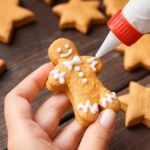 Confeiteira fazendo biscoitos de Natal para suas encomendas de doces no Natal