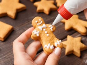 Confeiteira fazendo biscoitos de Natal para suas encomendas de doces no Natal