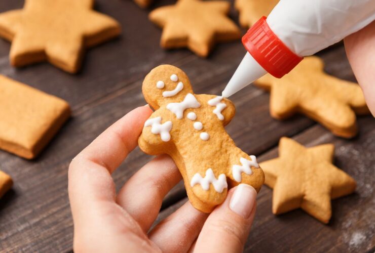 Confeiteira fazendo biscoitos de Natal para suas encomendas de doces no Natal