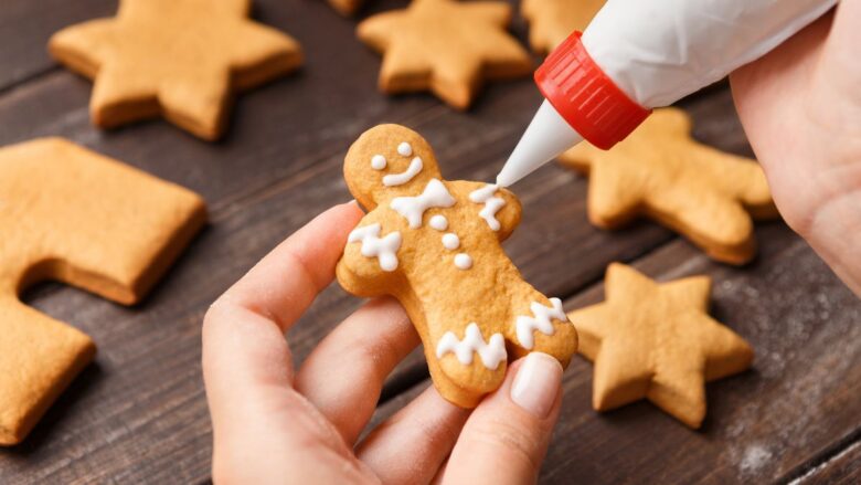 Confeiteira fazendo biscoitos de Natal para suas encomendas de doces no Natal