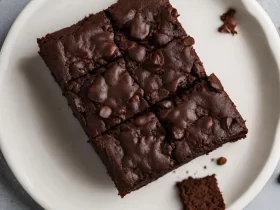 Brownies veganos servidos em um prato