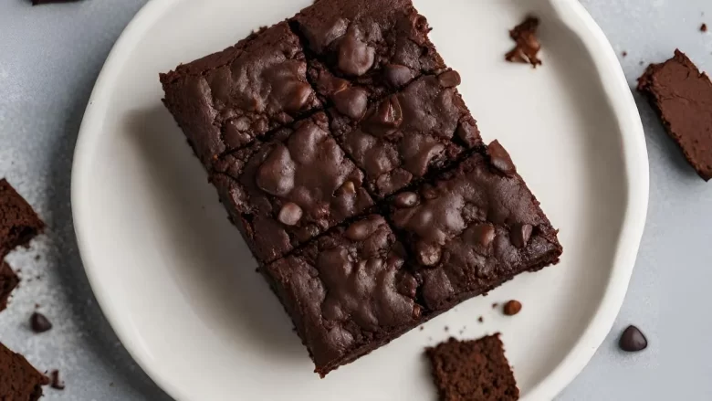 Brownies veganos servidos em um prato