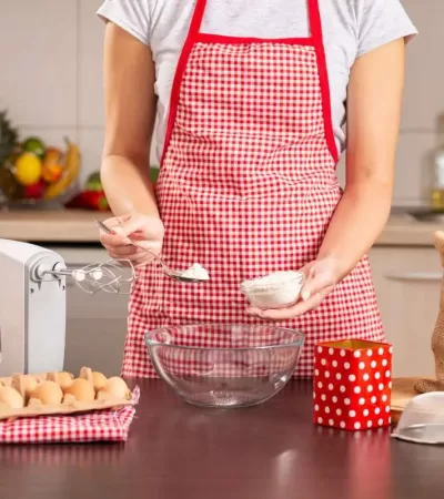 Mulher fazendo bolo caseiro para vender.