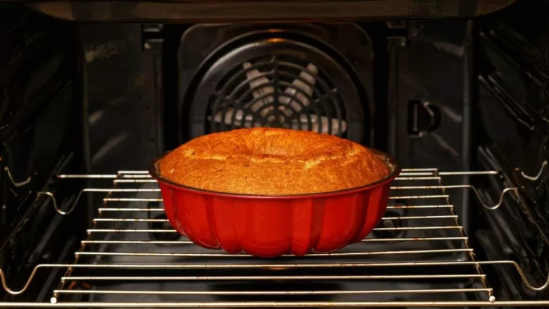 Bolo crescendo bem dentro do forno.