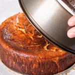 Pessoa desenformando o bolo sem quebrar