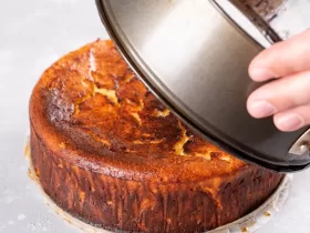 Pessoa desenformando o bolo sem quebrar