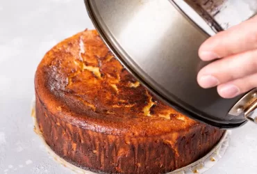 Pessoa desenformando o bolo sem quebrar