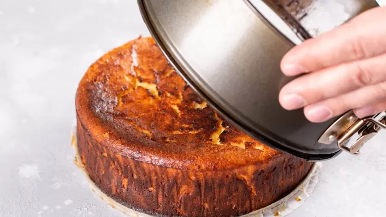 Pessoa desenformando o bolo sem quebrar