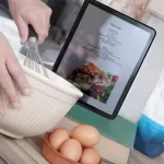 Homem fazendo curso de bolo caseiro online com certificado