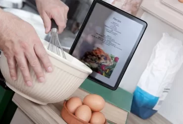 Homem fazendo curso de bolo caseiro online com certificado