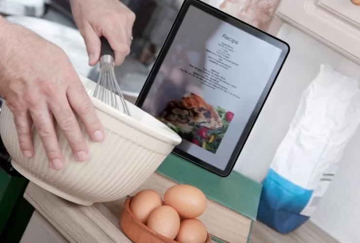 Homem fazendo curso de bolo caseiro online com certificado