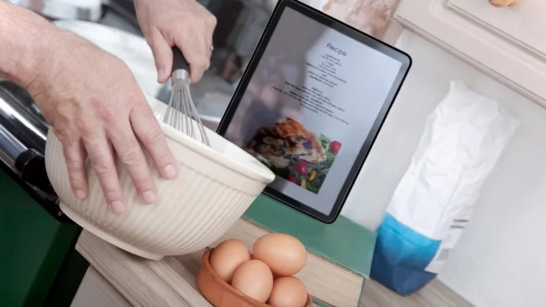 Homem fazendo curso de bolo caseiro online com certificado
