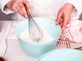 Preparandp bolo do curso de bolos caseiros para vender