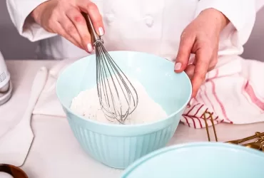 Preparandp bolo do curso de bolos caseiros para vender