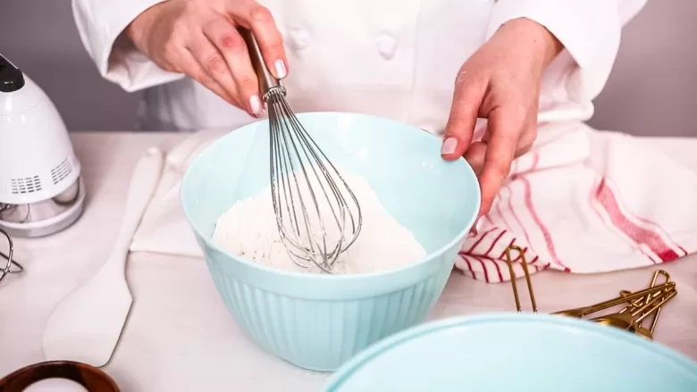 Preparandp bolo do curso de bolos caseiros para vender