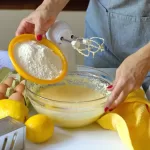 Mulher fazendo curso de bolos caseiros para vender online