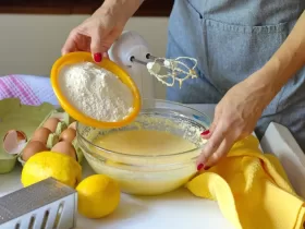 Mulher fazendo curso de bolos caseiros para vender online